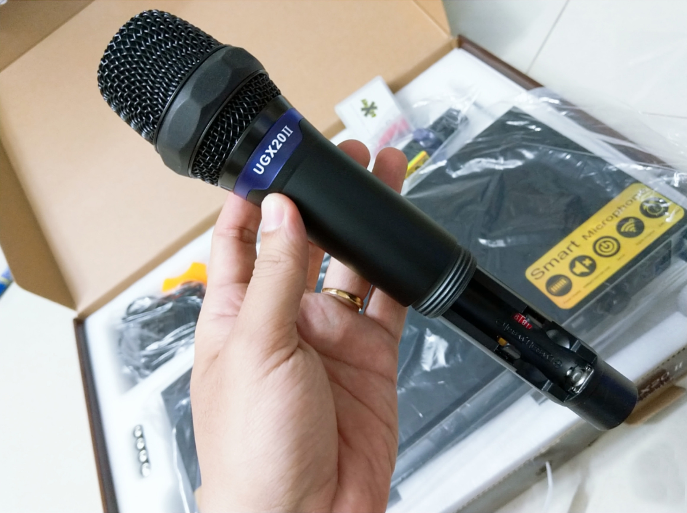 Micro Shure UGX20ii Không Dây Chuyên Nghiệp - Hàng Nhập Khẩu