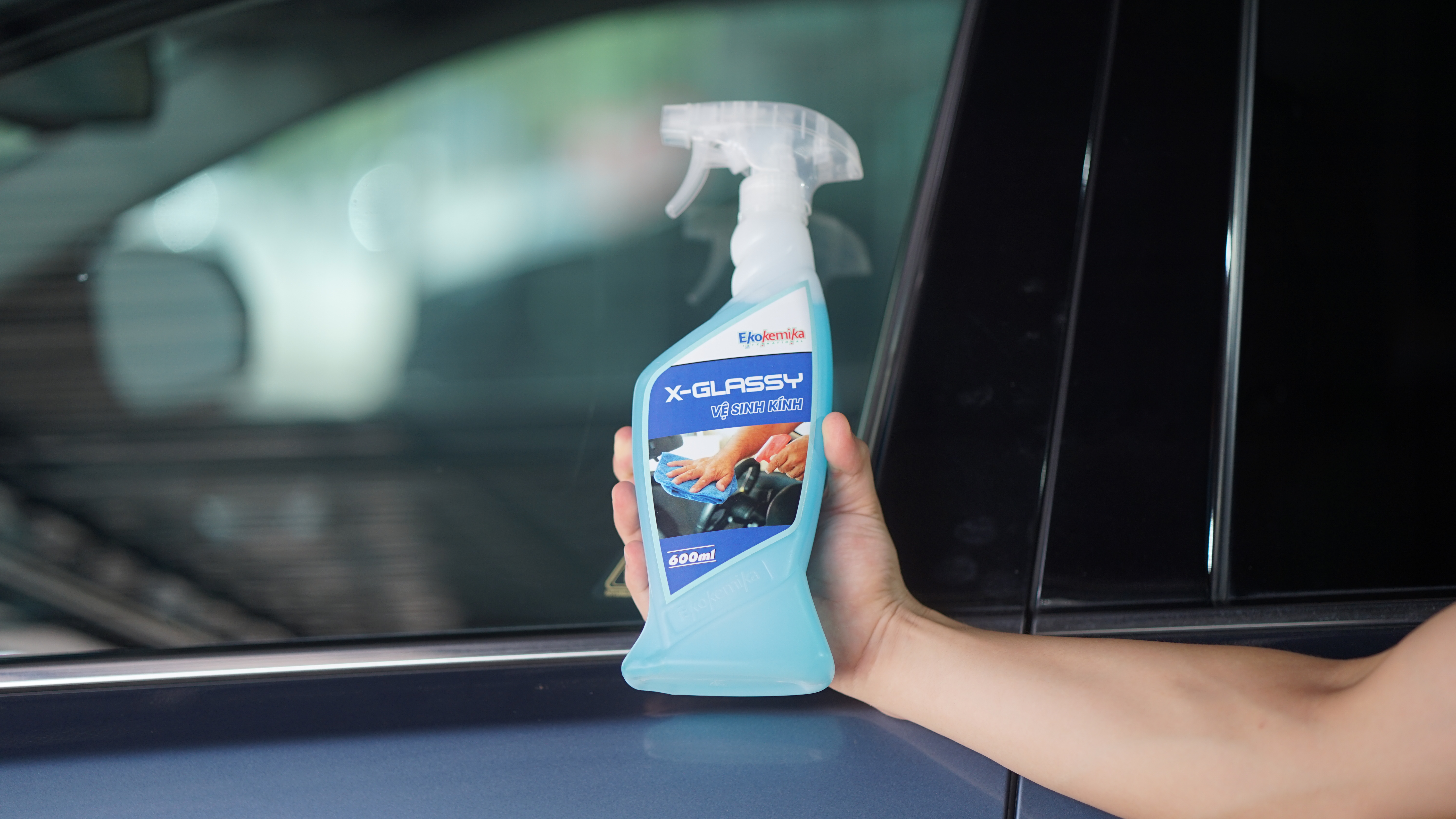 NƯỚC LAU KÍNH VÀ LÀM SẠCH NỘI THẤT XE HƠI X-GLASSY 600ML THƯƠNG HIỆU EKOKEMIKA