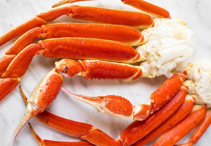 Chân cua Tuyết 6 Thịt chân cua Tuyết có màu trắng, dai ngọt, đậm đà tự nhiên