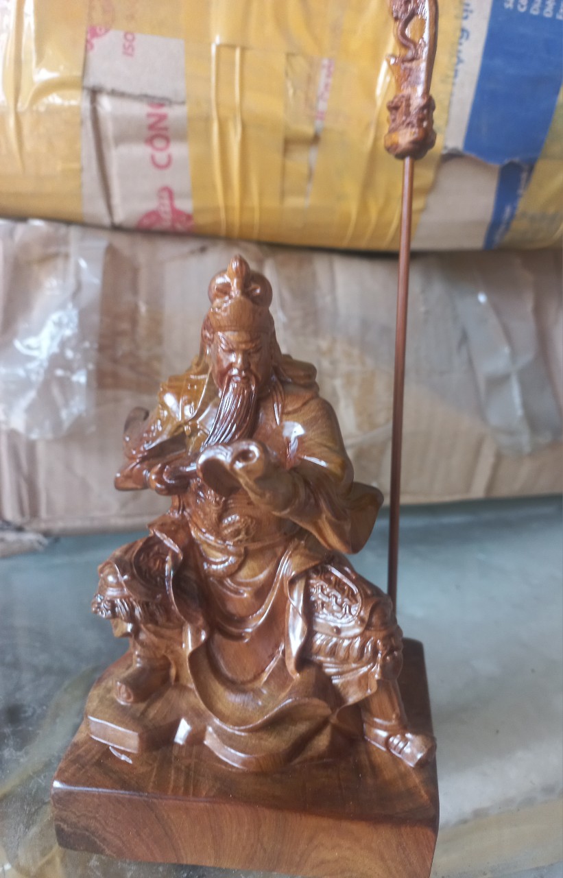Tượng quan công đọc sách bằng gỗ bách xanh kt cao 15×10×5cm