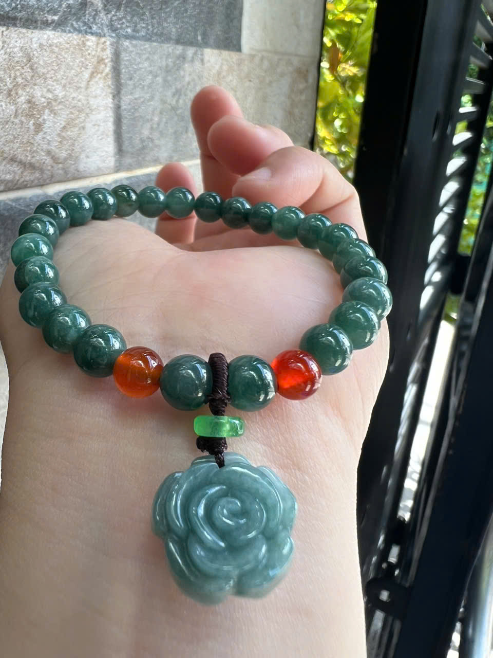 Vòng Tay Chuỗi Nữ Đá Cẩm Thạch Xanh Lam Đậm Tự Nhiên Mix Bông Hồng rất là xinh đẹp size hạt 7mm các chị em nữ mệnh thủy mệnh mộc mệnh và hỏa đeo chuẩn hợp món quà tặng phụ nữ quà sinh nhật đẹp ý nghĩa rẻ đẹp ạ
