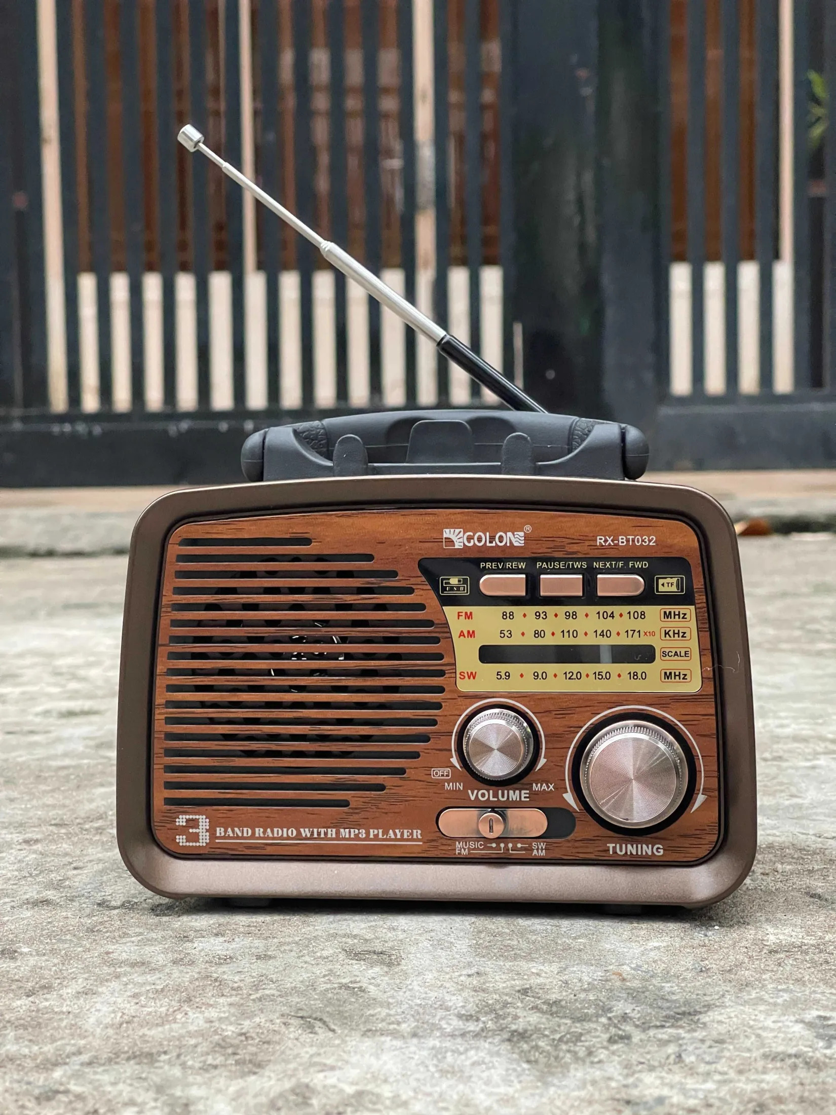 Đài FM RX-BT033 phong cách cổ điển âm thanh to rõ hỗ trợ nghe nhạc qua bluetooth thẻ nhớ usb. Hỗ trợ Bluetooth nghe nhạc
