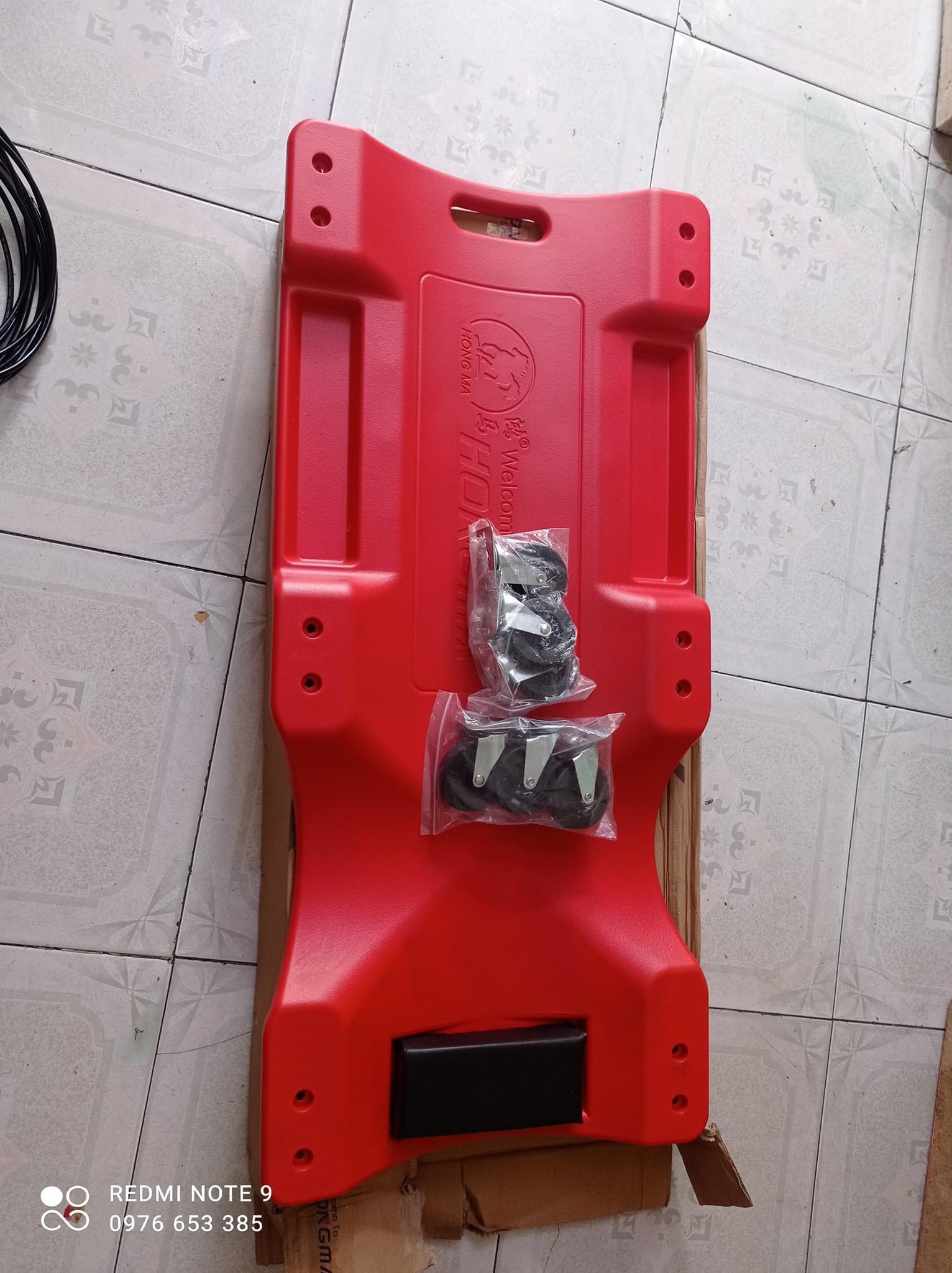 Xe nằm chui gầm dùng để sửa chữa ô tô