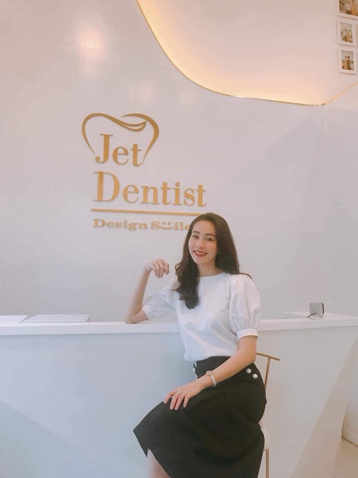 Áo cổ tròn tay phòngoe