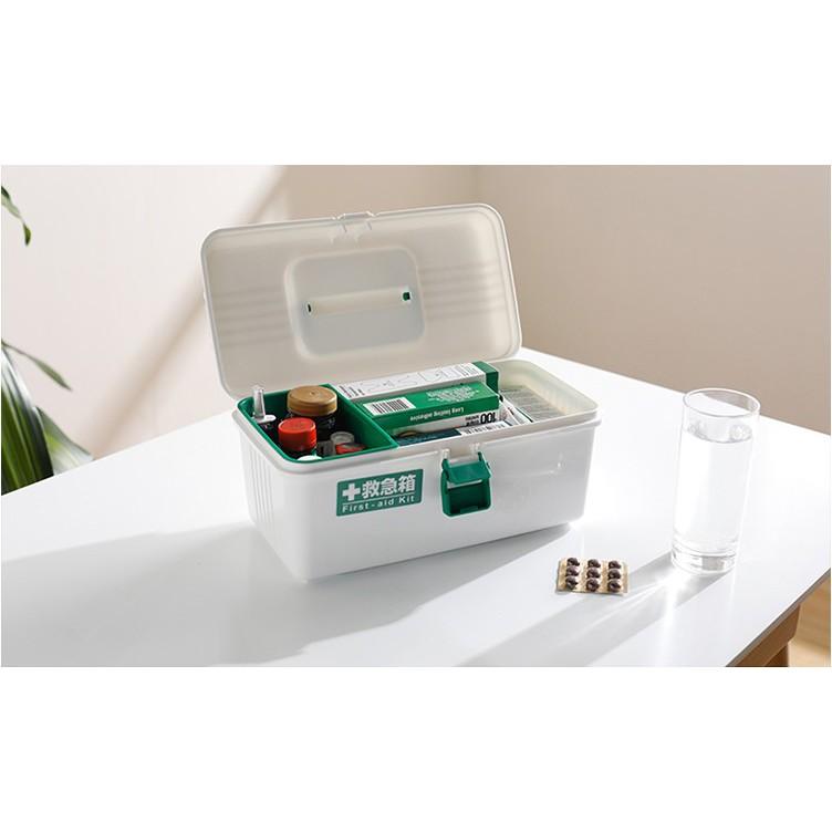 Hộp đựng thuốc và dụng cụ y tế