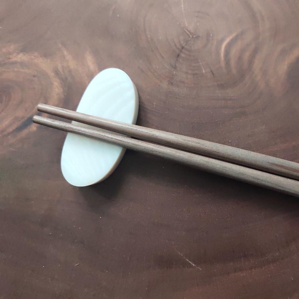 Gác Trai Oval Dài Trắng Thiết Kế Tinh Xảo, Dùng Trong Nhà Hàng, Khách Sạn, Gác Đũa Dùng Trong Gia Đình
