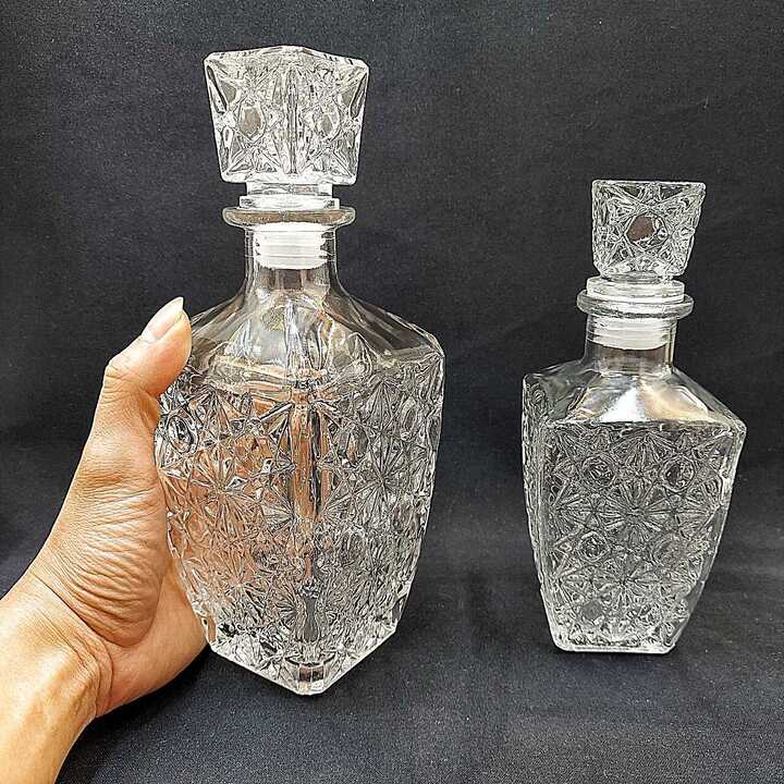 Vỏ chai thủy tinh đựng rượu mẫu vuông vát đáy 750ml + 500ml hoa văn nổi – Bộ Chai Đựng Rượu sang trọng