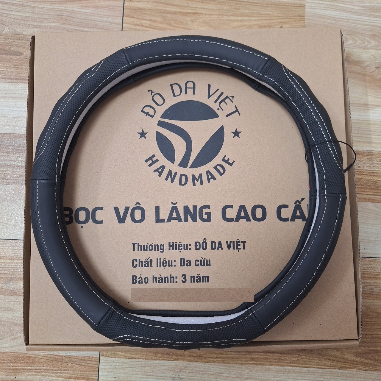 Bọc vô lăng ô tô dáng DCUT SIZE 38, dùng cho hầu hết các dòng xe 4-7 chỗ có vô lăng dáng DCUT, sản xuất bằng da cừu, bảo hành 3 năm