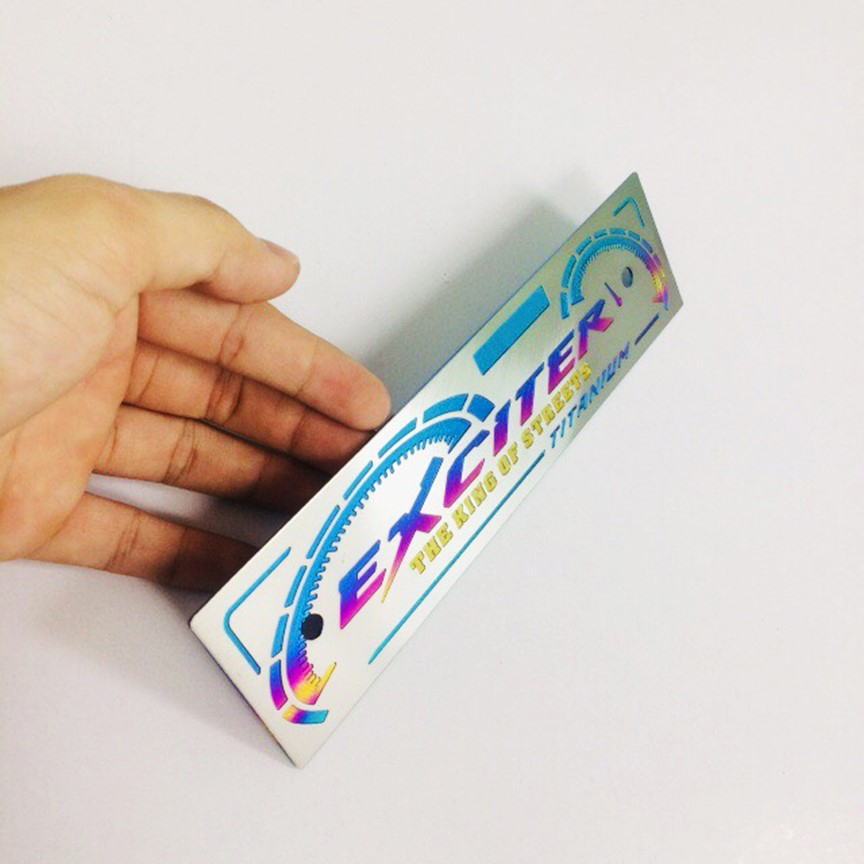 Bảng tên titanium xe Exciter