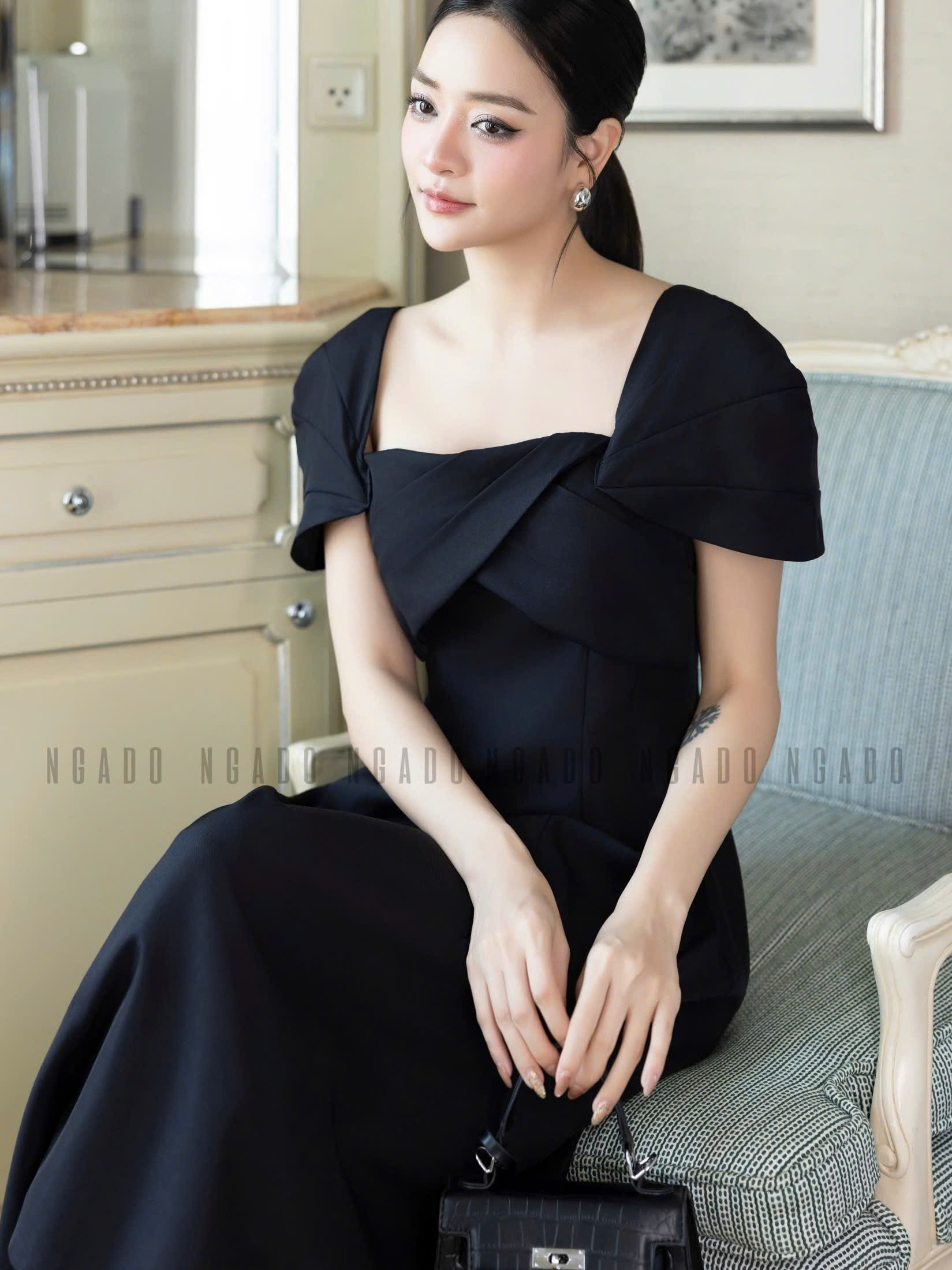 Đầm đen cổ vuông NGADO