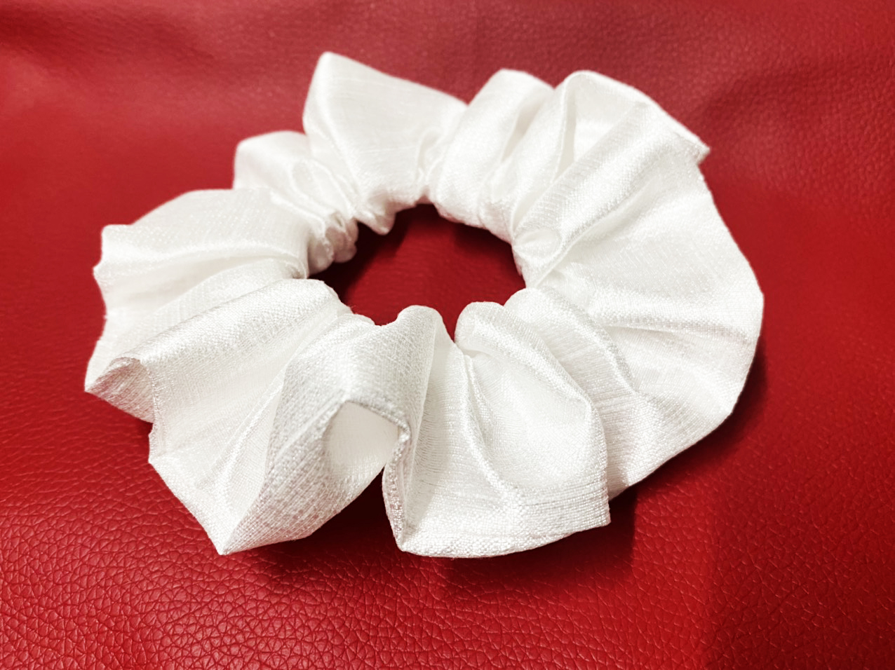 Cột tóc scrunchies vải dày màu kem cực sang, đeo cột tóc đều đẹp - loại big size