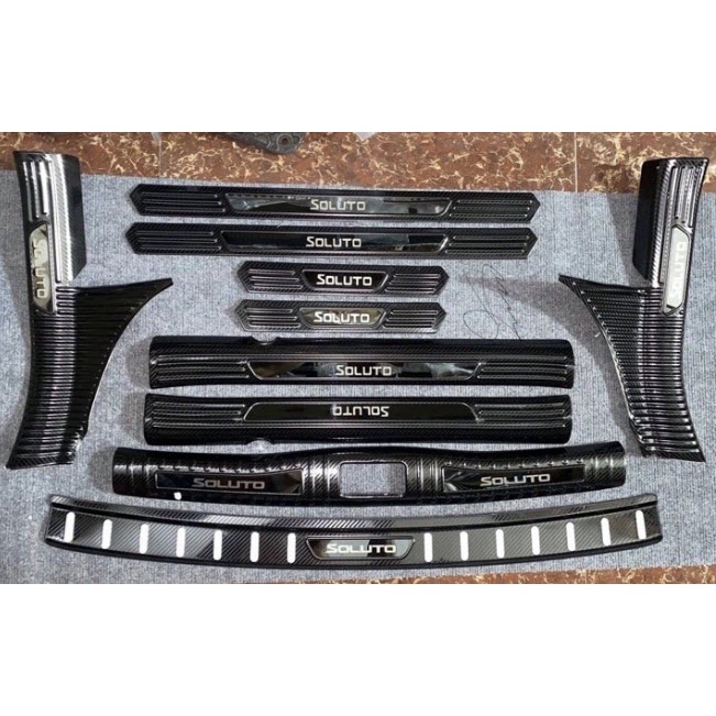 Ốp bậc cửa, Nẹp bước chân trong+ ngoài CARBON xe Kia Soluto 2018- 2023 vân cacbon cao cấp