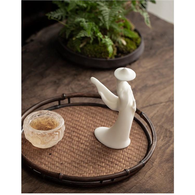 Tượng Nữ hiệp khách chất liệu bạch gốm - Tượng nữ kiếm khách vô danh trang trí decor tiểu cảnh bàn trà phối lũa