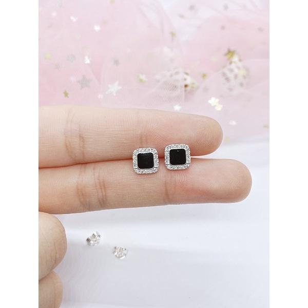 Khuyên tai bạc dành cho cả nam và nữ