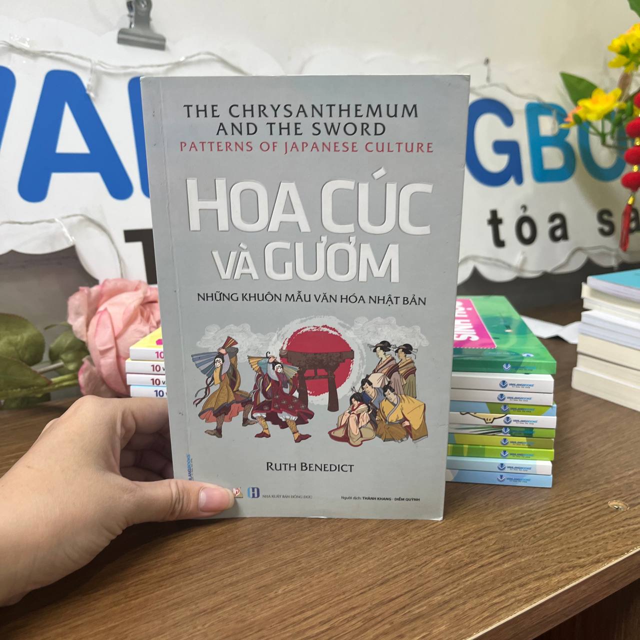 Hoa Cúc Và Gươm