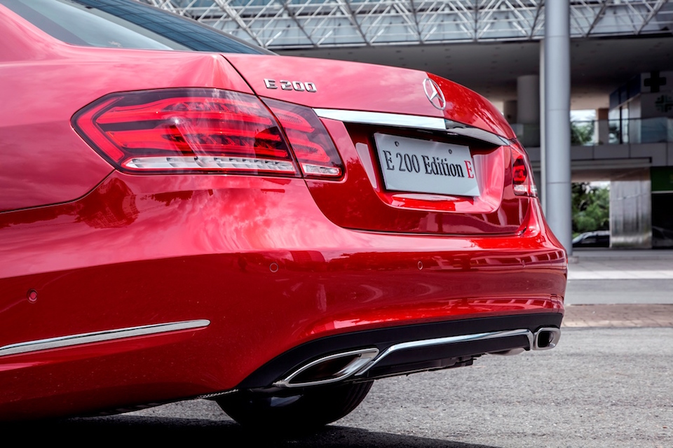Decal tem chữ Inox dán đuôi xe ô tô Mercedess E200 và E300