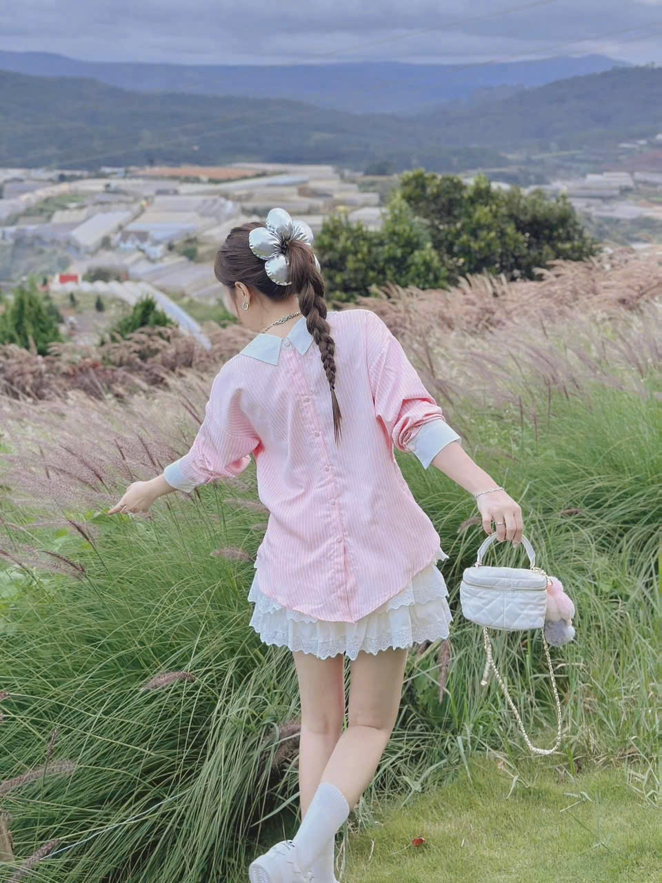 SET ÁO SƠ MI KATE SỌC PHỐI CỔ VÀ TAY KIỂU FOM RỘNG (CÓ TÚI)GÀI NÚT TRƯỚC SAU KÈM CHÂN VÁY COTON LẠNH 4 TẦNG PHỐI REN( CÓ QUẦN TRONG) MÀU Y HÌNH