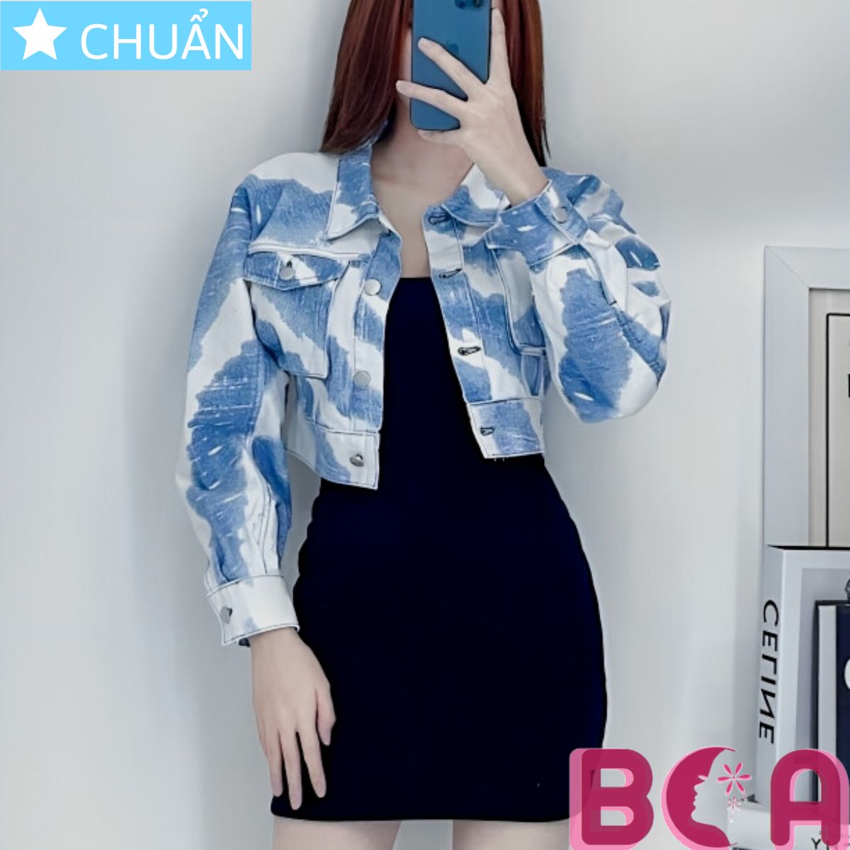 Áo khoác Jeans nữ K22 ROSATA tại BCASHOP màu xanh phối trắng cá tính và thời trang, thể hiện gu thời trang và đẳng cấp