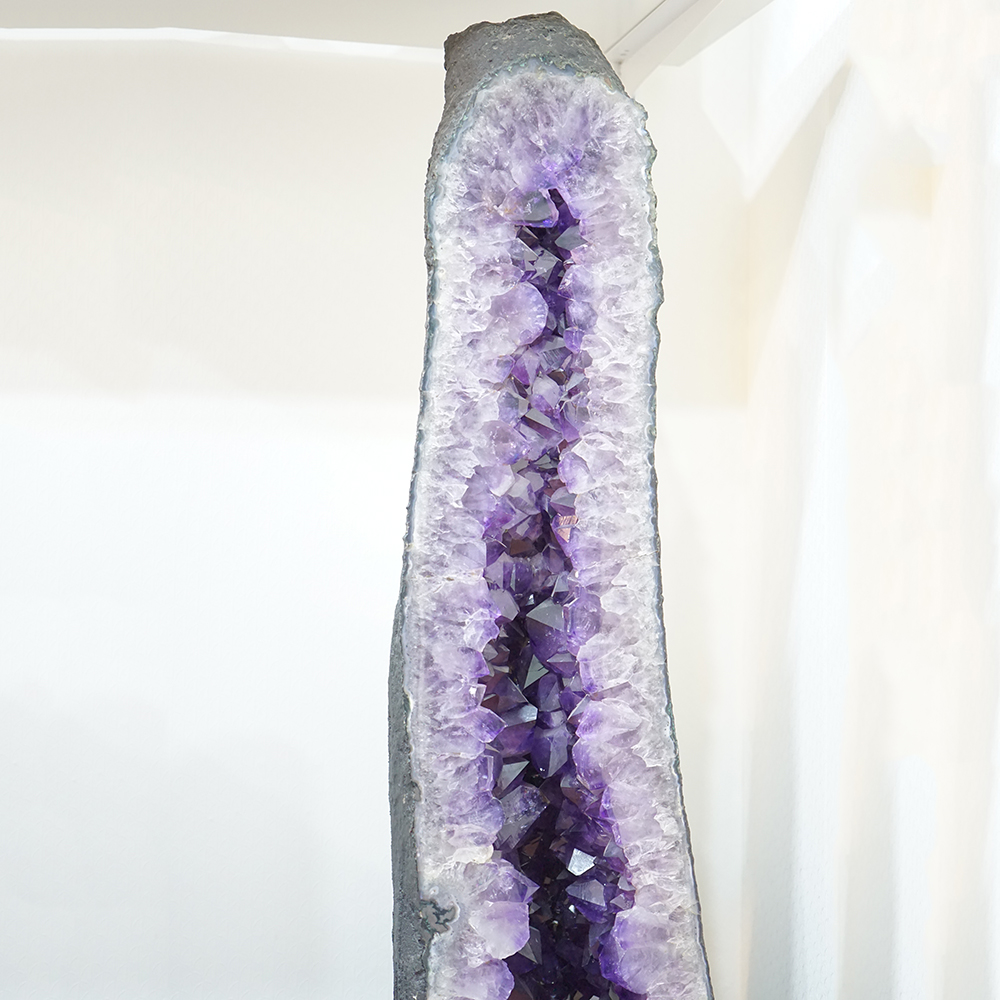 HANG ĐÁ THẠCH ANH TÍM AMETHYST PHONG THỦY ĐẾ GỖ TỰ NHIÊN 98X22X21CM