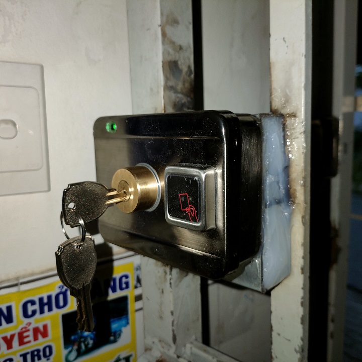 Khoá cổng thông minh mở bằng thẻ từ - remote và chìa khóa có báo động khi quên đóng cửa