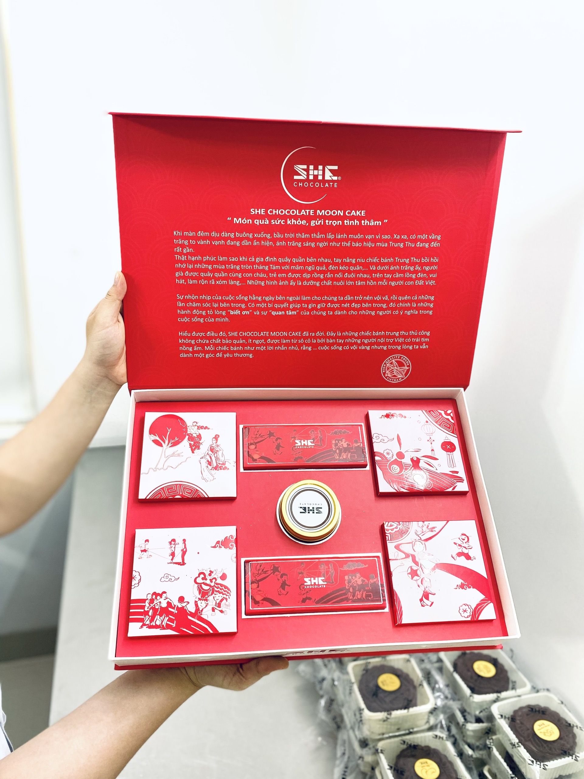 Bộ quà Ánh Trăng Hồng - 4 bánh trung thu sô cô la 2023 - SHE Chocolate - Món quà sức khỏe xứng đáng dành tặng người thân