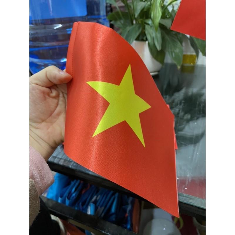 Lá cờ việt để bàn làm việc