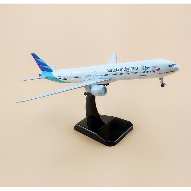 Mô hình máy bay tĩnh B777-300ER Garuda Indonesia 18cm có bánh xe