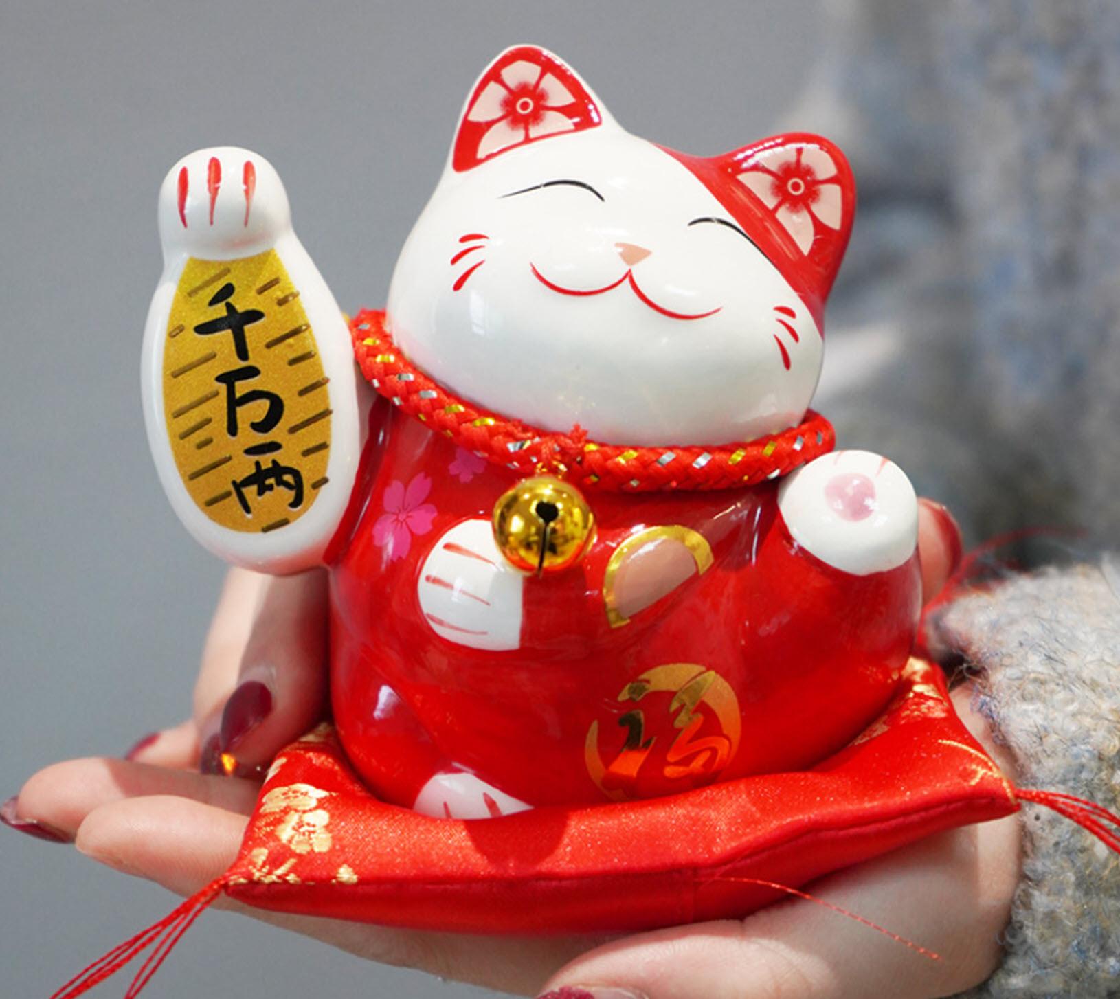 Mèo Thần Tài Maneki Neko May Mắn kèm đệm lót bằng sứ kiêm ống heo Trang Trí , Bàn Làm Việc , Xe Hơi