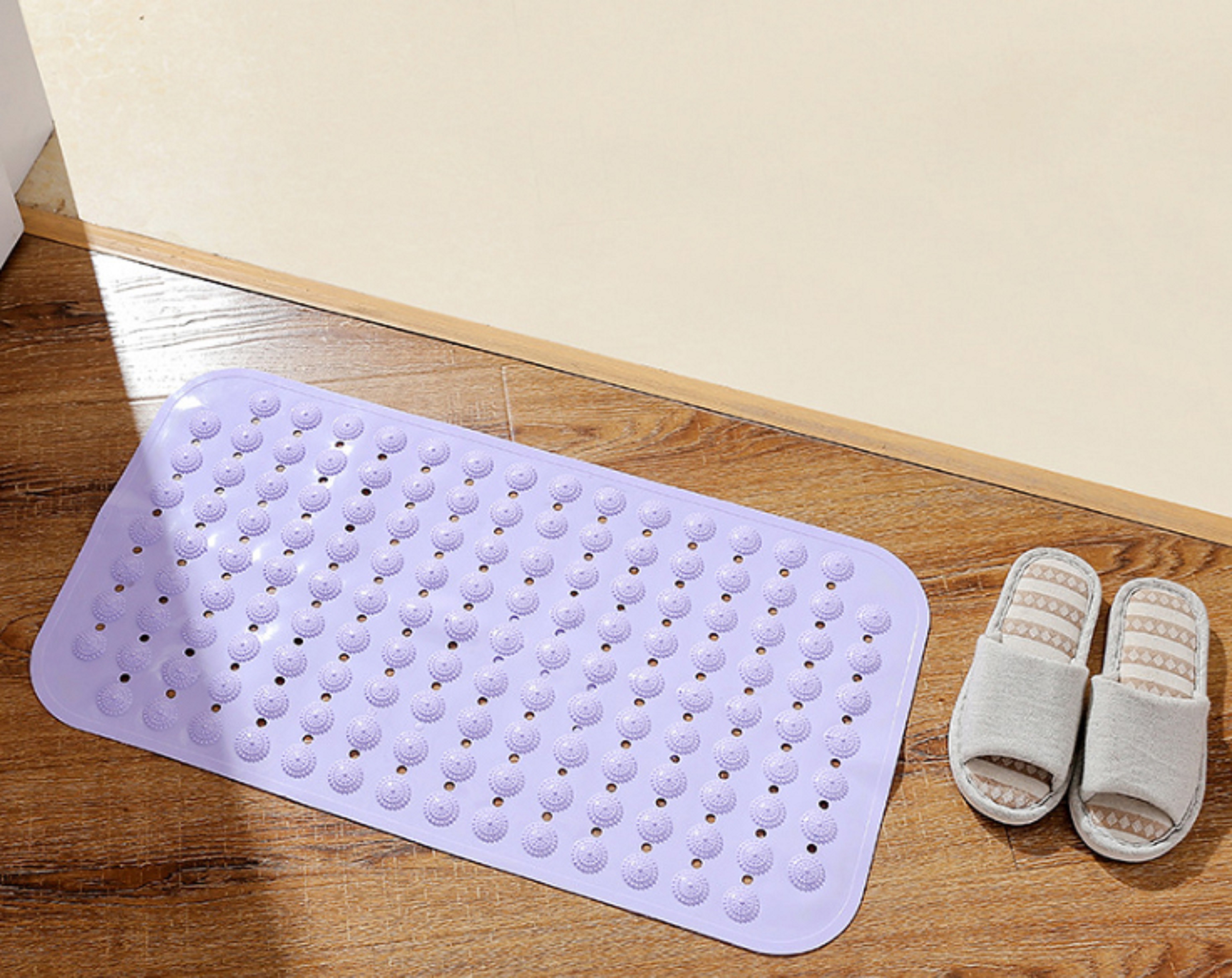 Miếng thảm lót chân chất liệu nhựa déo PVC dùng cho nhà tắm, nhà vệ sinh, chống trơn trượt , có nút massage giúp máu huyết lưu thông - màu giao ngẫu nhiên