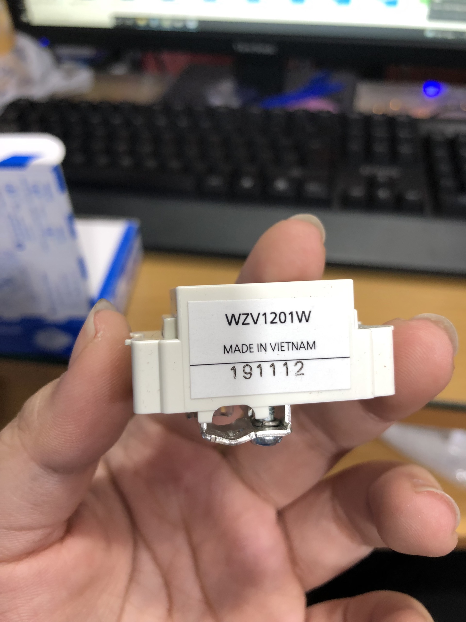 Ổ cắm anten TV Panasonic WZV-1201W dòng Full - Hàng chính hãng