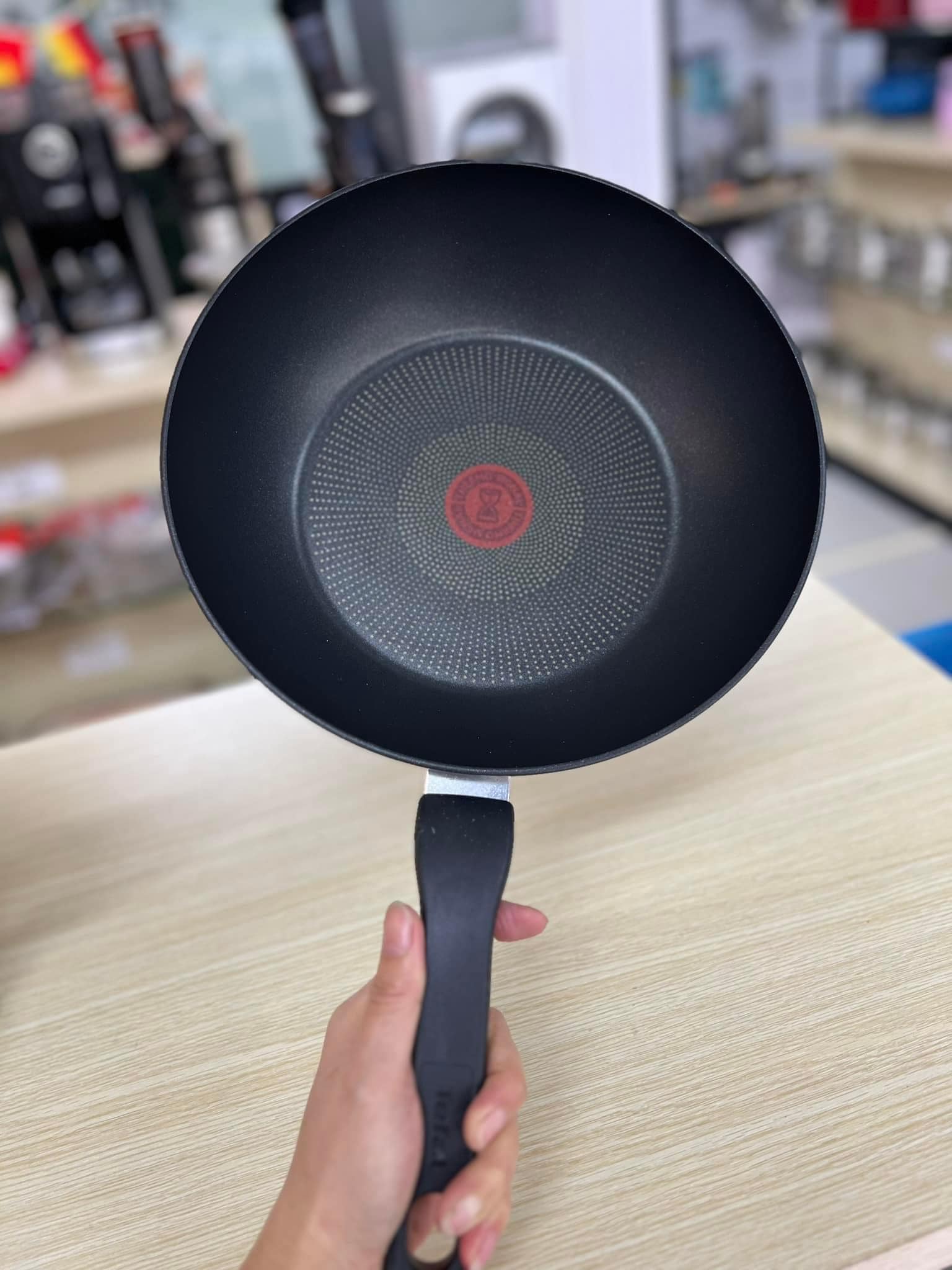 Chảo Sâu Lòng Tefal HARD TITANIUM PRO, Size 28cm, Bề Mặt Đúc Titanium, Chống Dính Hoàn Hảo, Dùng Cho Mọi Loại Bếp, Nhập Khẩu Pháp, Hàng Chính Hãng