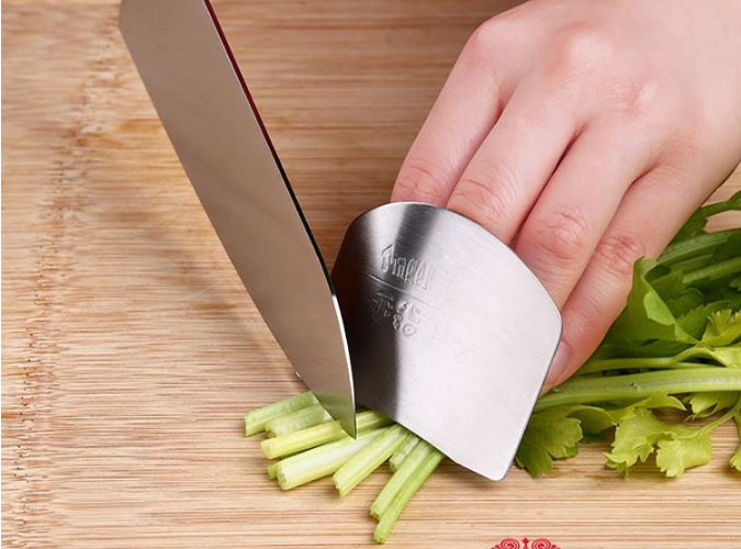 Dụng cụ bảo vệ ngón tay khi cắt thái thực phẩm/Miếng inox xỏ ngón tránh cắt vào tay