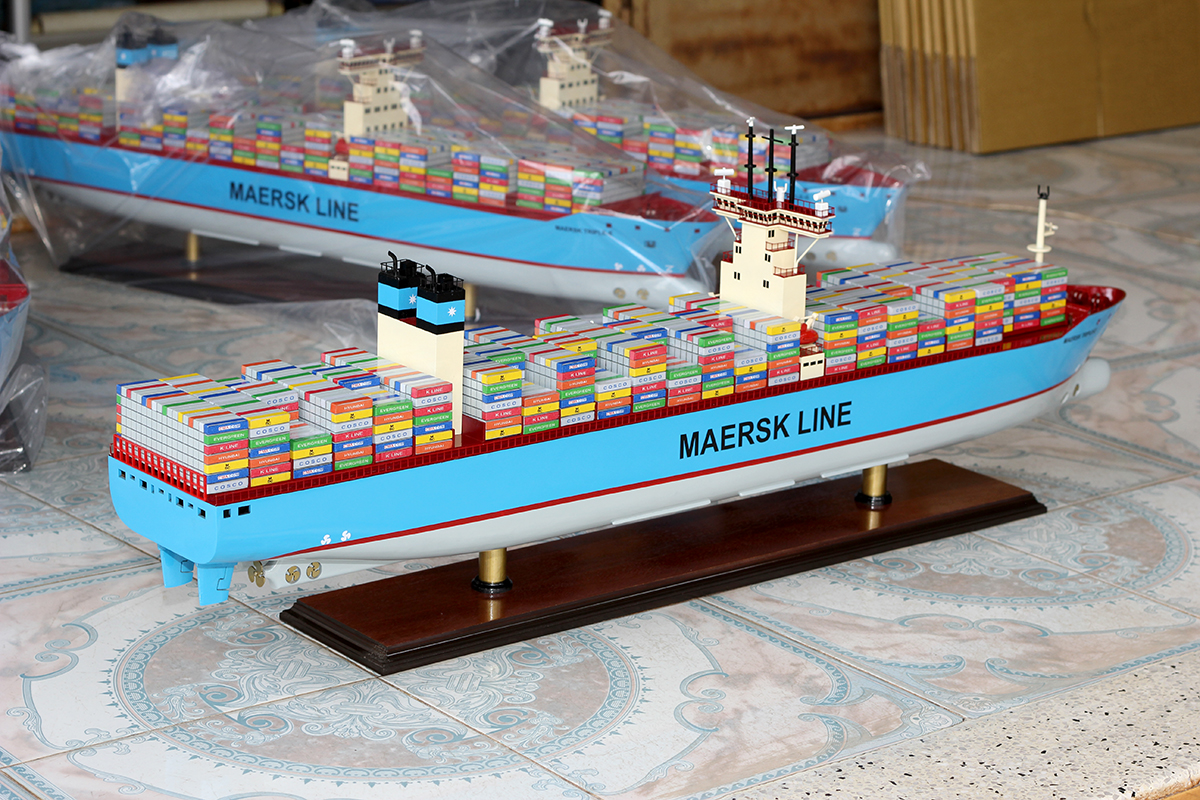 Mô hình tàu container gỗ chở hàng vận tải Maersk dài 100cm