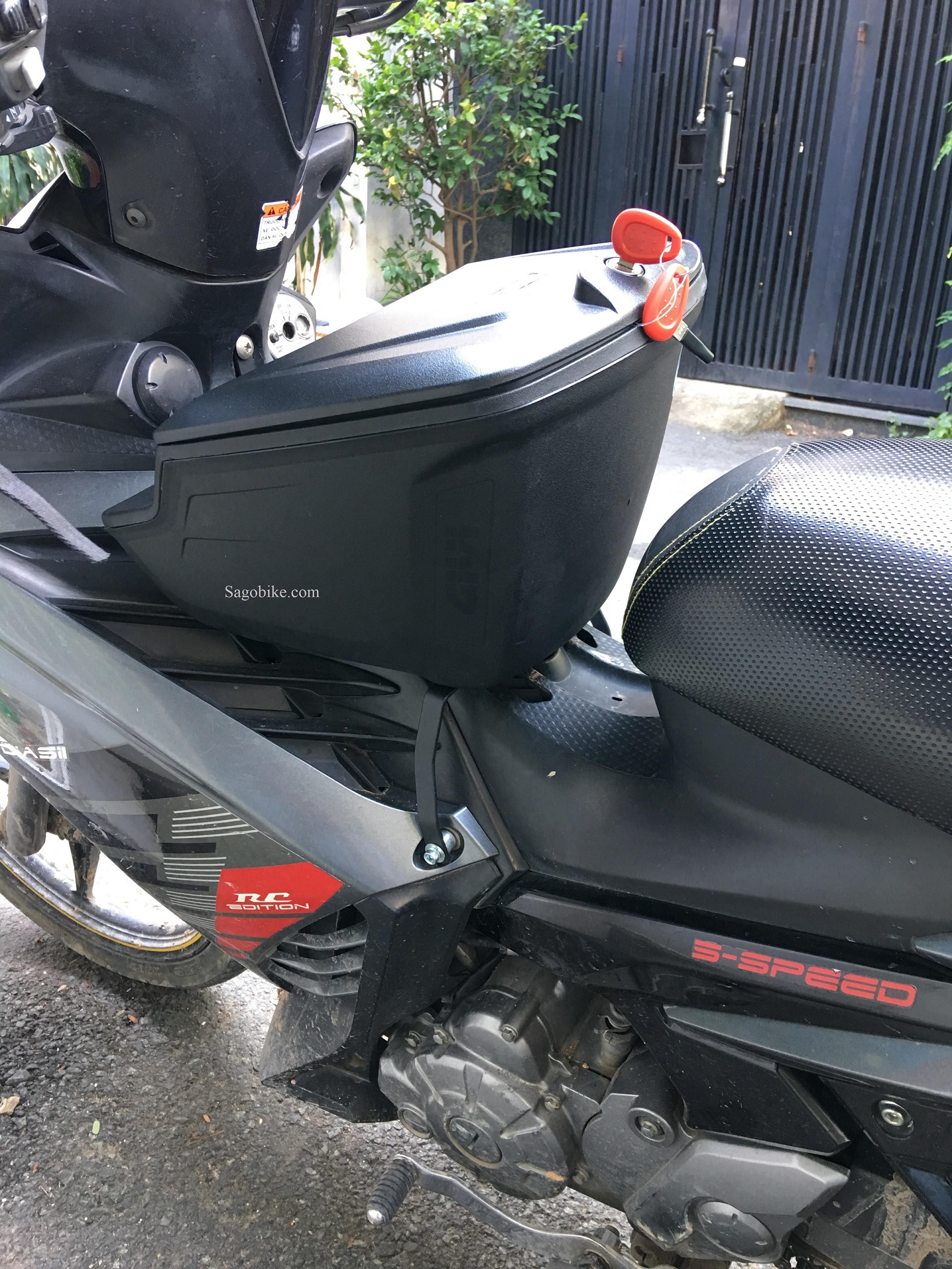 Thùng giữa Exciter 135, thùng Givi G10N kèm bát gắn cho Exciter 2011