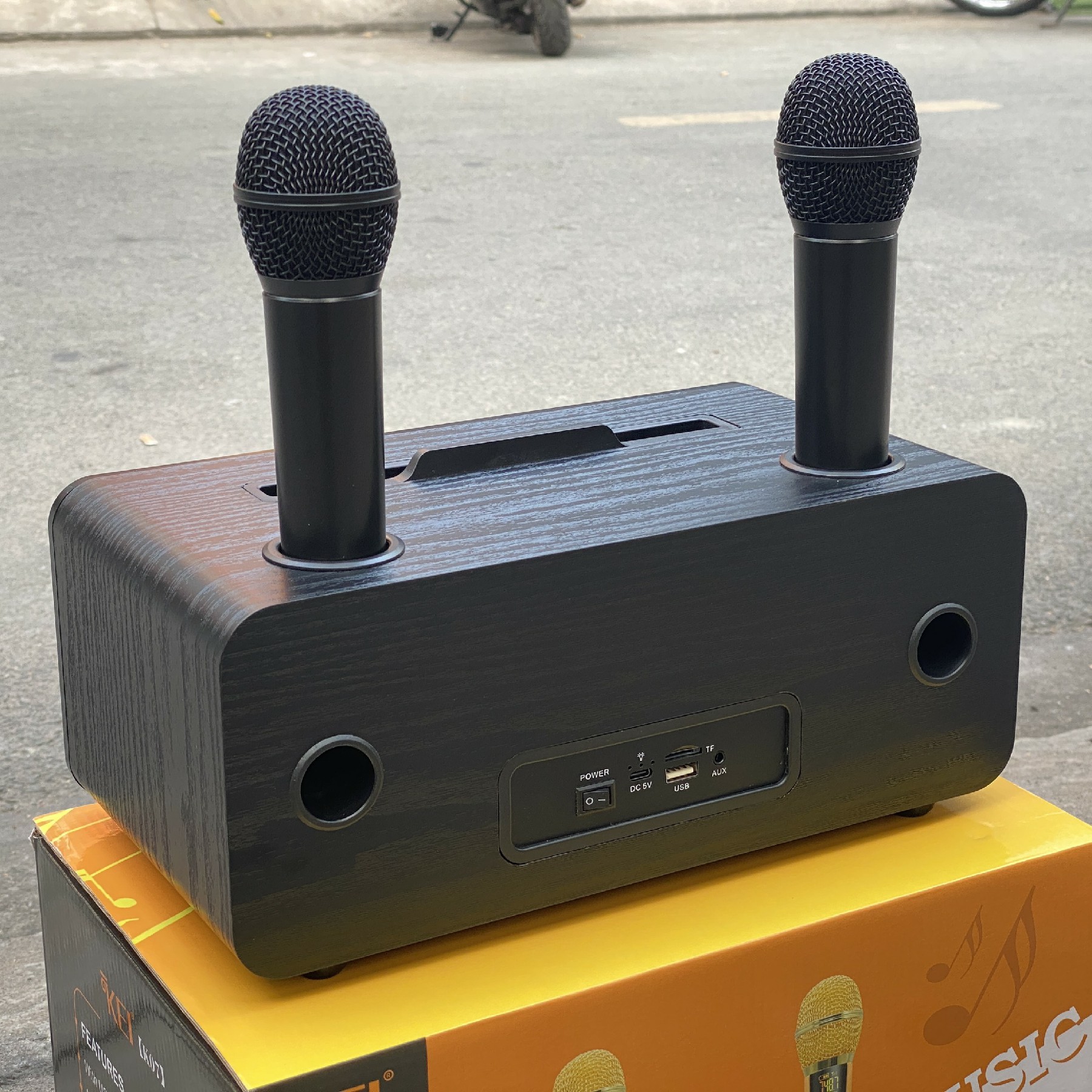 Loa karaoke bluetooth KEI K07 - Tặng kèm 2 micro không dây có màn hình LCD - Sạc pin cho micro ngay trên loa - Chỉnh EQ, Echo, Vol ngay trên micro - Vỏ gỗ cho âm thanh trầm ấm, sắc nét - Đầy đủ kết nối Bluetooth, AUX, USB, TF card - Hàng nhập khẩu