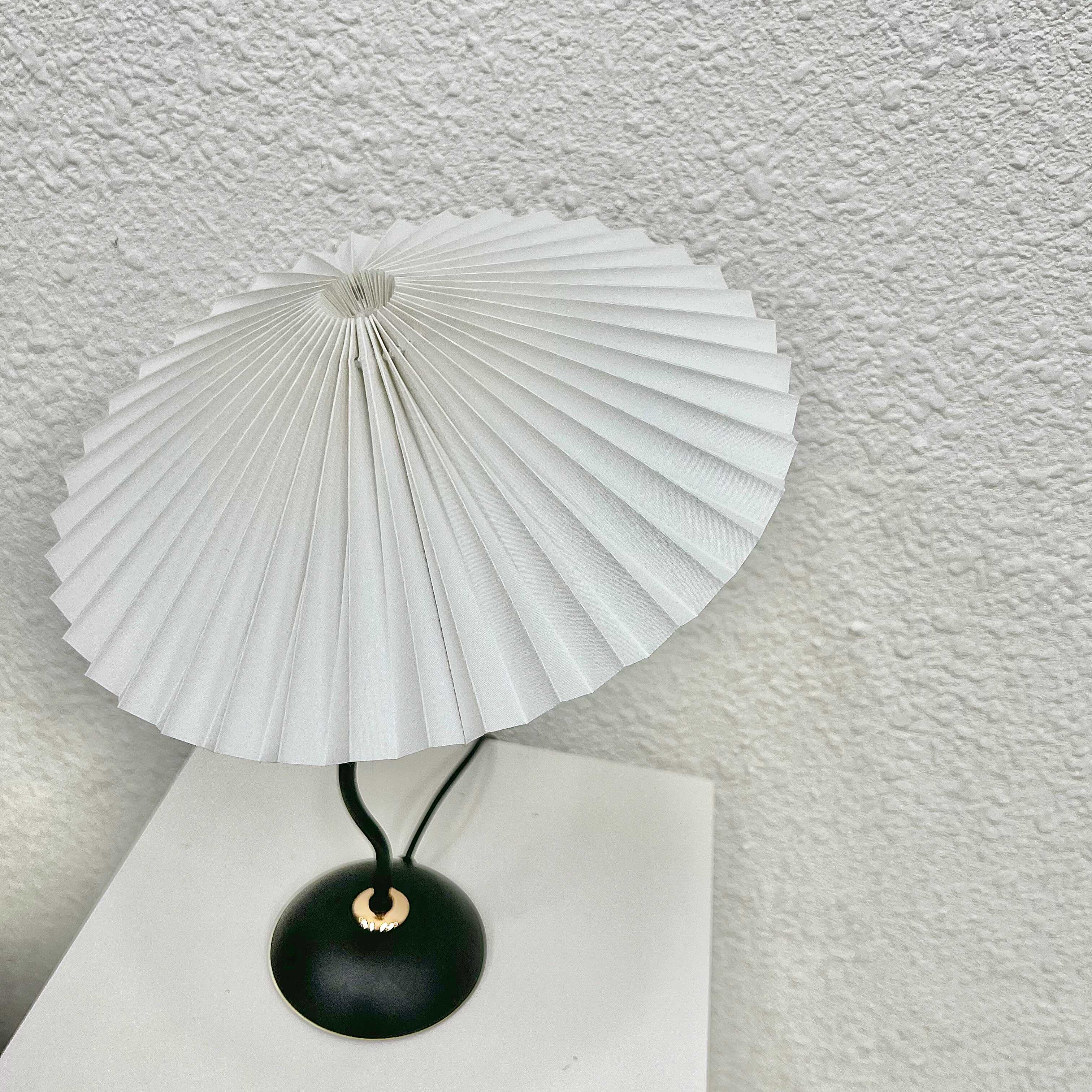 Đèn bàn decor studio đèn ngủ trang trí kiểu sóng lượn Hàn Quốc màu đen DBK008D