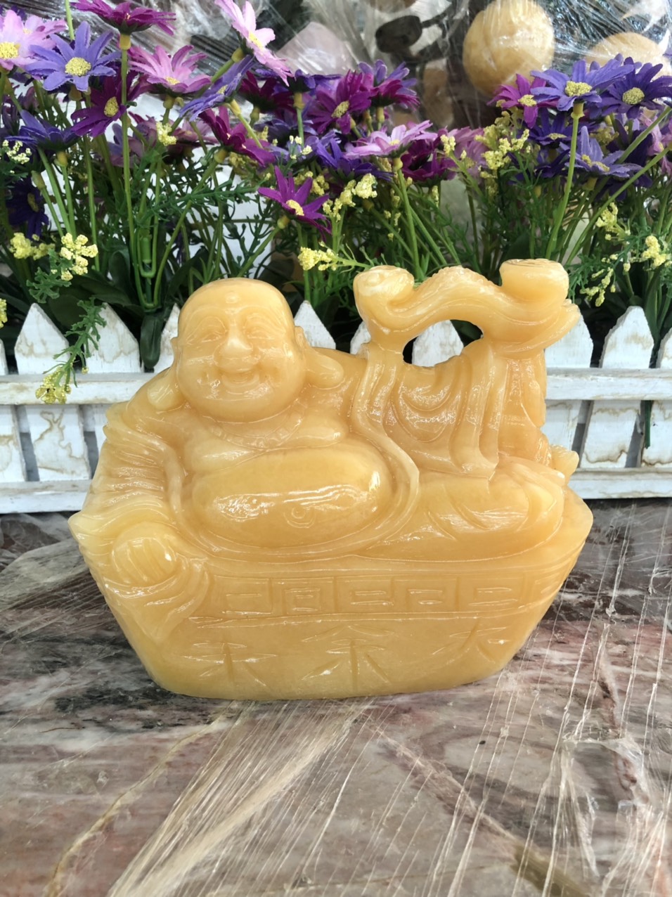 Tượng Phật Di Lặc ngồi trên thỏi vàng cầm gậy như ý phong thủy đá ngọc hoàng long - Dài 15 cm