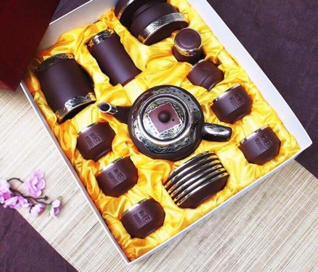 Bộ ấm chén tử sa Phúc - Lộc - Thọ chỉ đỏ kèm phụ kiện, bọc đồng, hộp đựng
