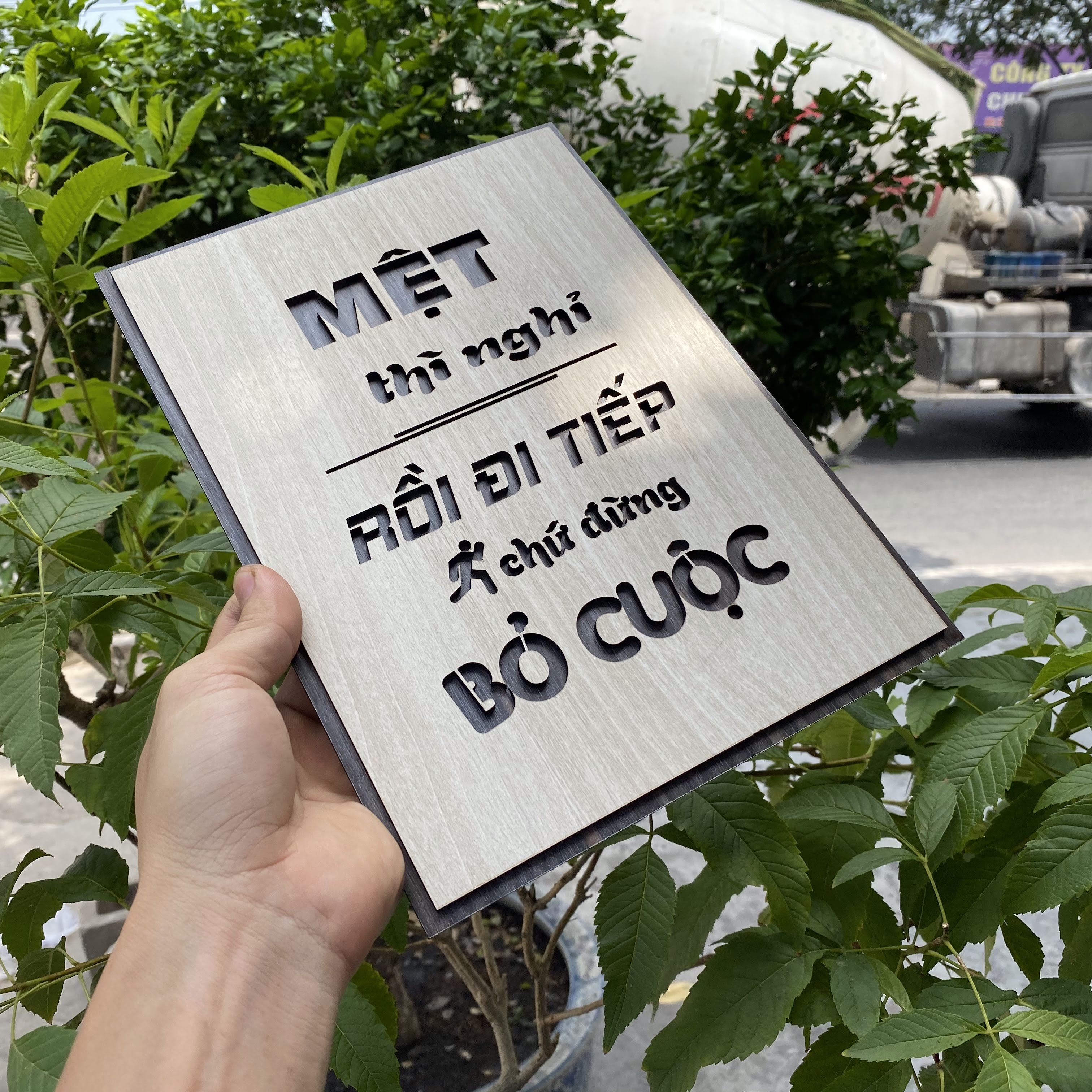 Tranh Gỗ Decor tạo động lực TBIG035 "Mệt thì nghỉ rồi đi tiếp chứ đừng bỏ cuộc"