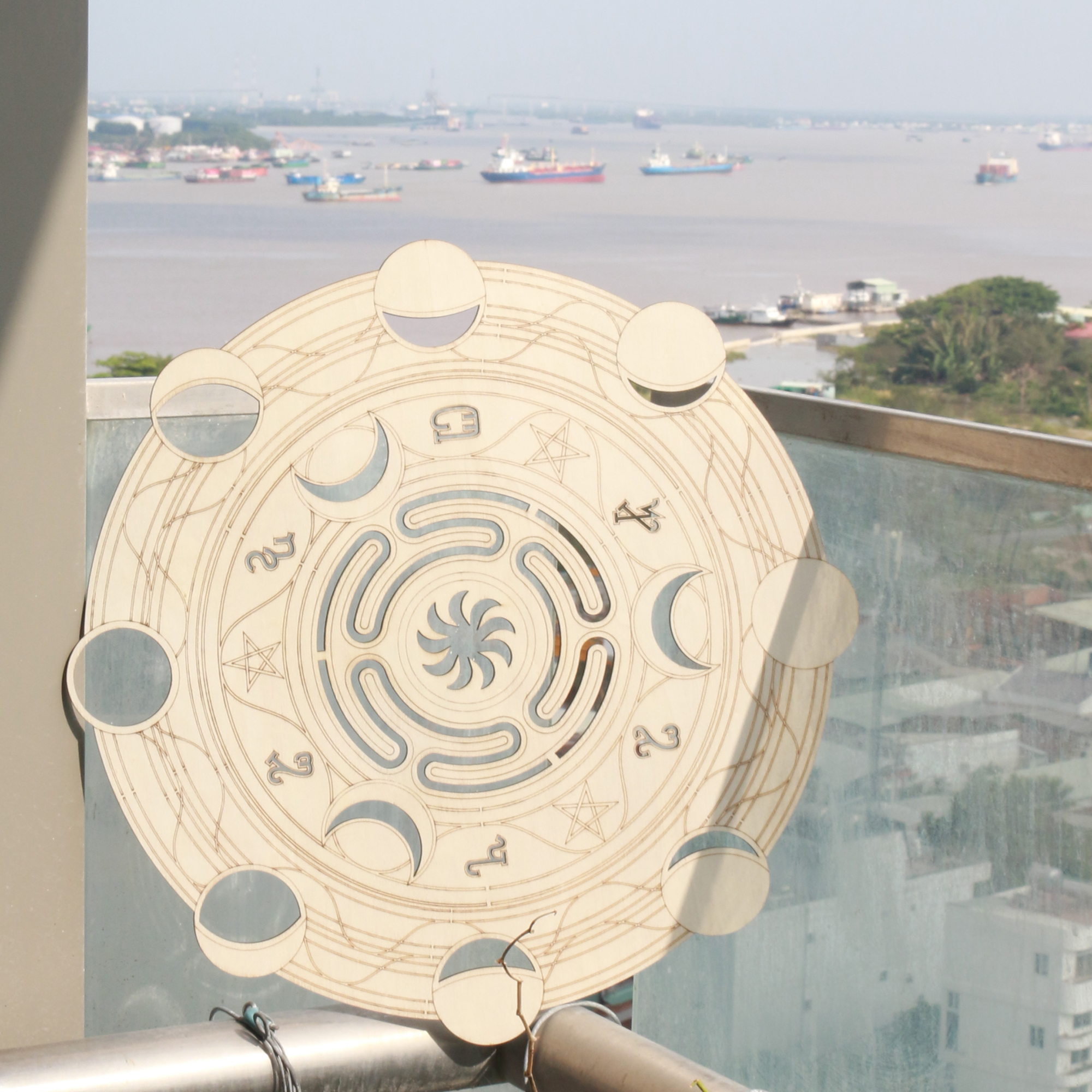 Tranh treo tường bánh xe Hecate