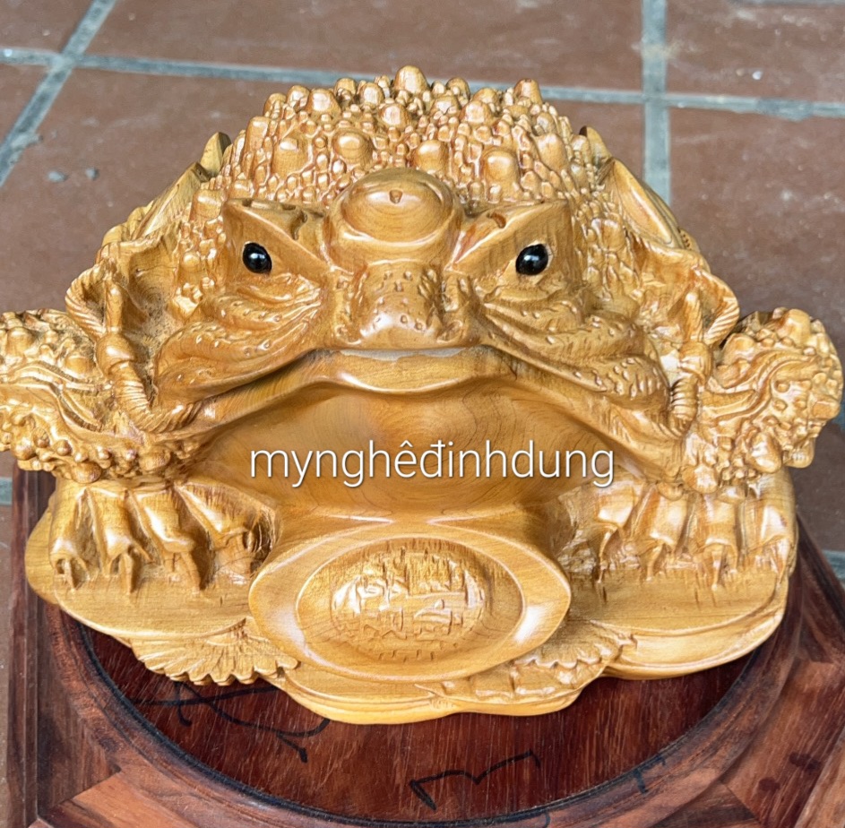 Tượng Cóc thiềm thừ phong thủy cầu tài lộc bằng gỗ bách xanh thơm nức kt 30x22x22cm