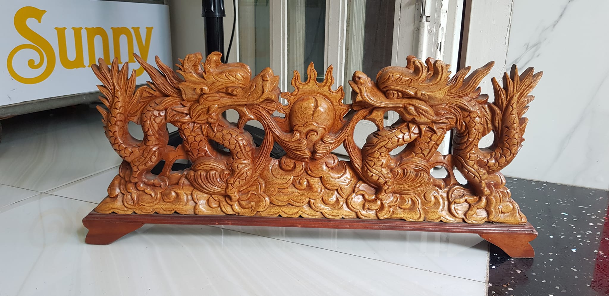Tượng 2 Con Rồng Lượn Gỗ Gõ màu đỏ size Dài 64cm x Cao 17cm x Sâu 7cm 2 con rồng lượn phun lửa biểu tượng cho sức mạnh của người đứng đầu người lãnh đạo công ty, người chủ trong gia đình thật  trưng phòng khách , bàn làm việc to quà tặng ý nghĩa ạ