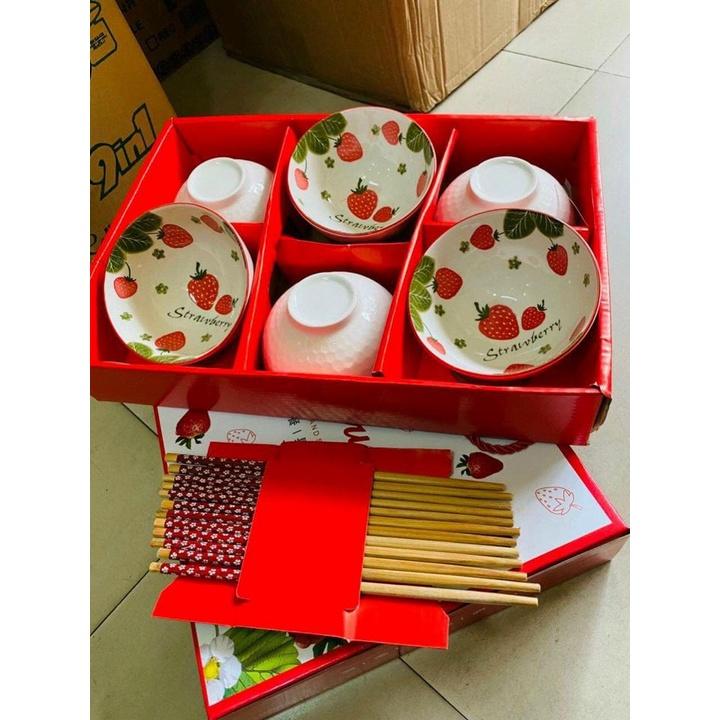 Bộ 6 Chén Sứ Họa Tiết Hình Quả Dâu Kèm 6 Đôi Đũa ,Chất Liệu Sứ Cao Cấp