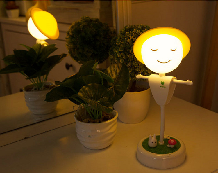 Đèn led để bàn hình chú bù nhìn rơm