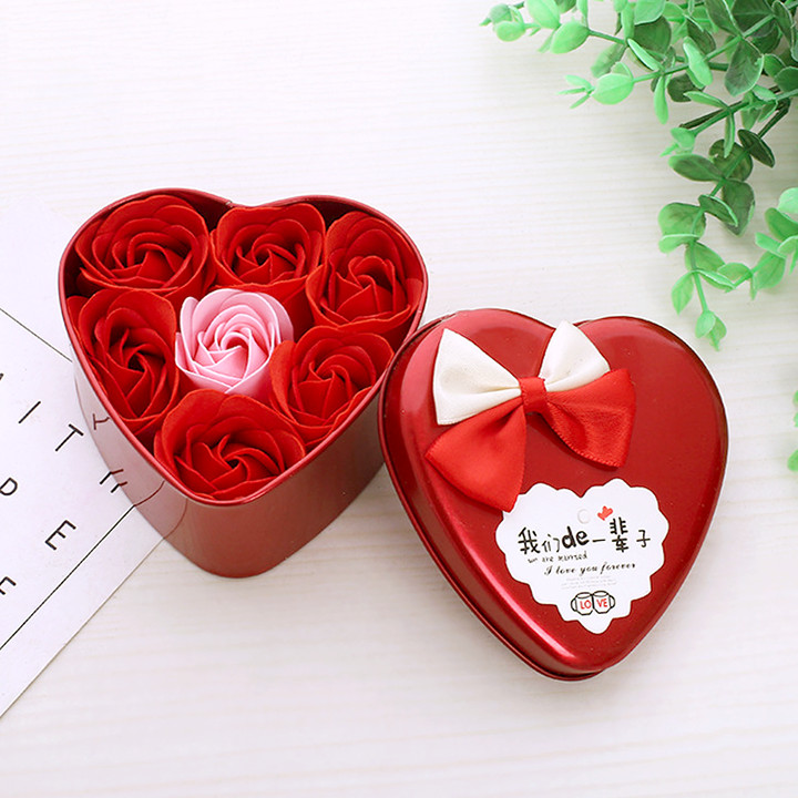 Quà valentine - Hộp quà 7 hoa hồng sáp thơm trái tim