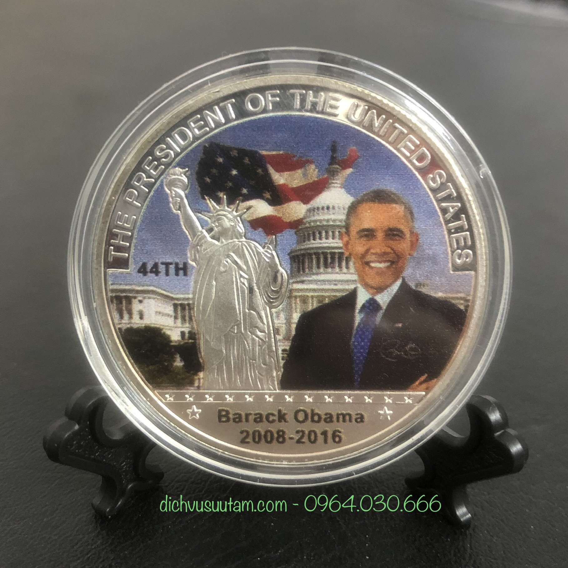 Đồng xu kỷ niệm tổng thống Obama màu bạc, tặng kèm đế trưng bày xu