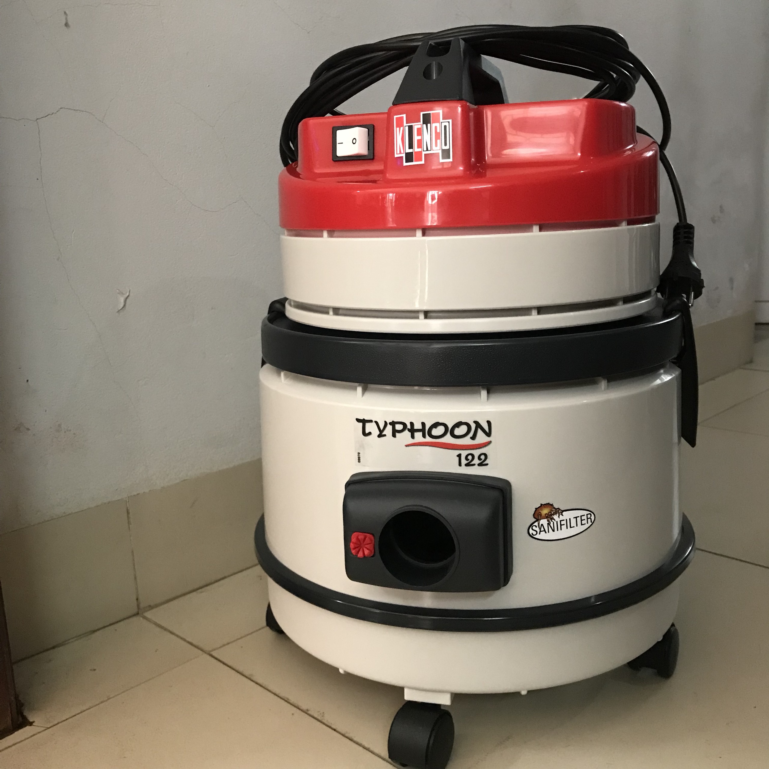 Máy hút bụi Typhoon 122 nhập khẩu