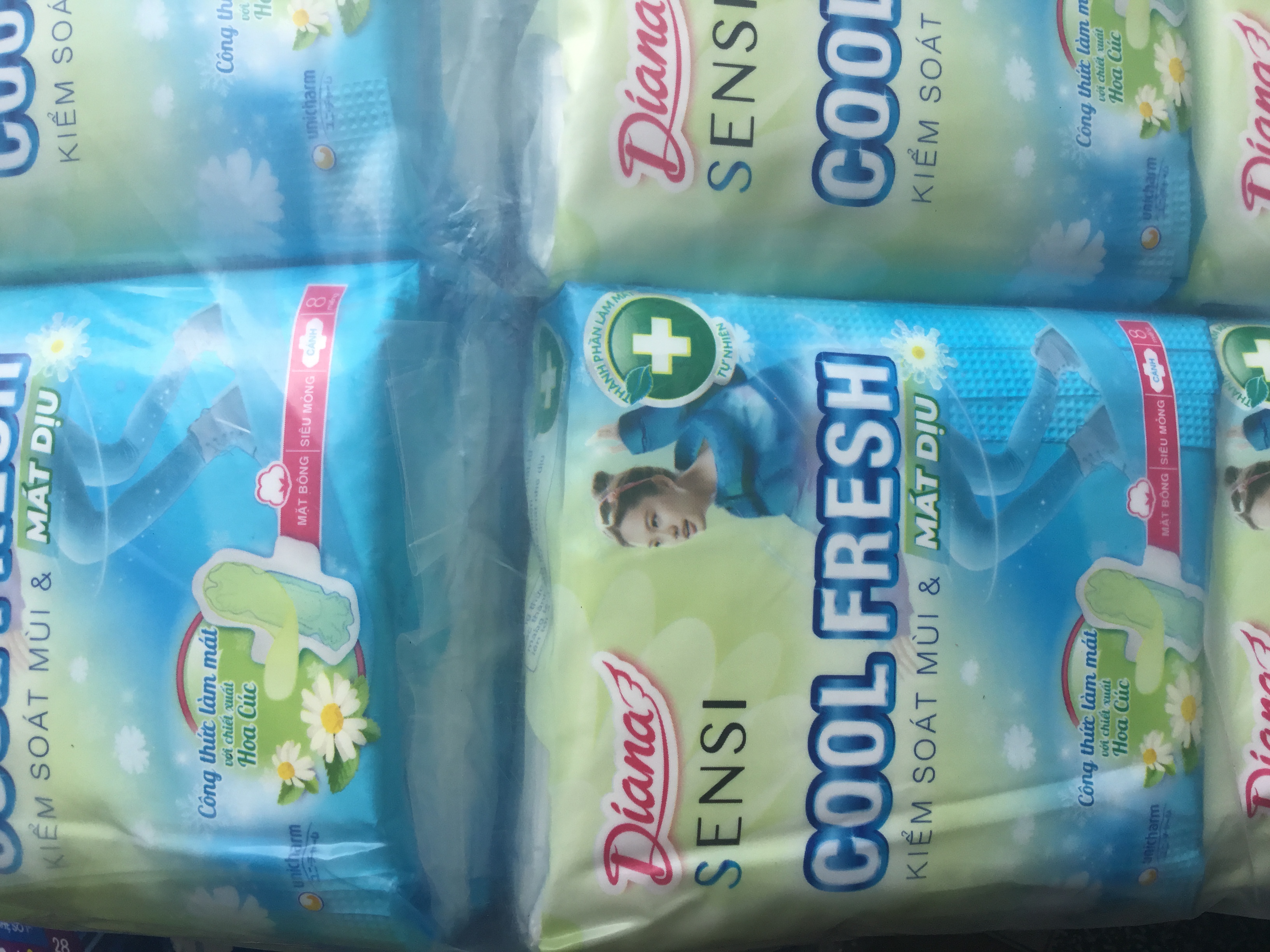 1 Gói Băng Vệ Sinh Diana Sensi Cool Fresh Chiết Xuất Hoa Cúc Mát Diệu Siêu Mỏng Cánh 8 Miếng/Gói- Date luôn mới