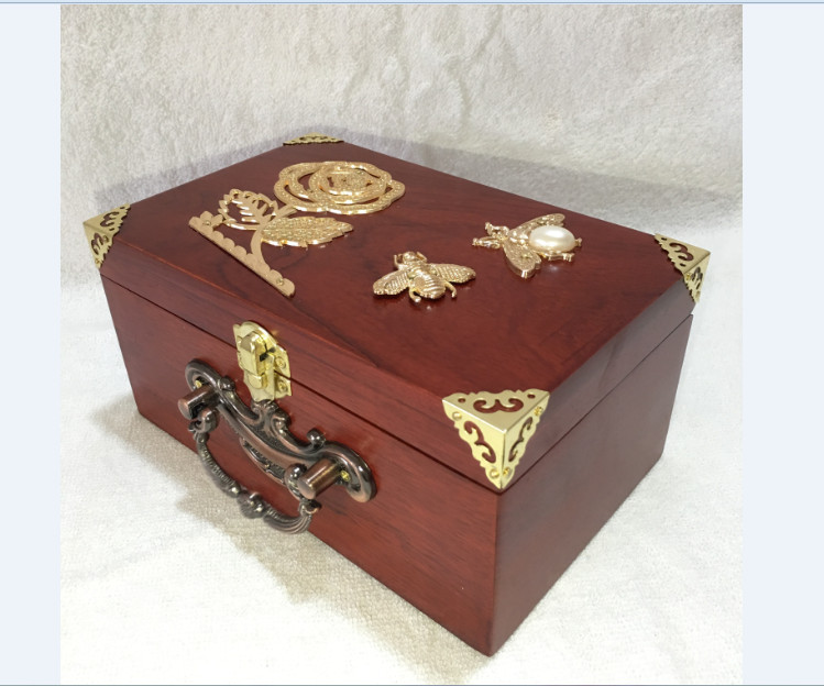 Hộp đựng con dấu - hộp trang sức gỗ hương gắn bông hoa vàng size 19cm có khóa chốt vàng