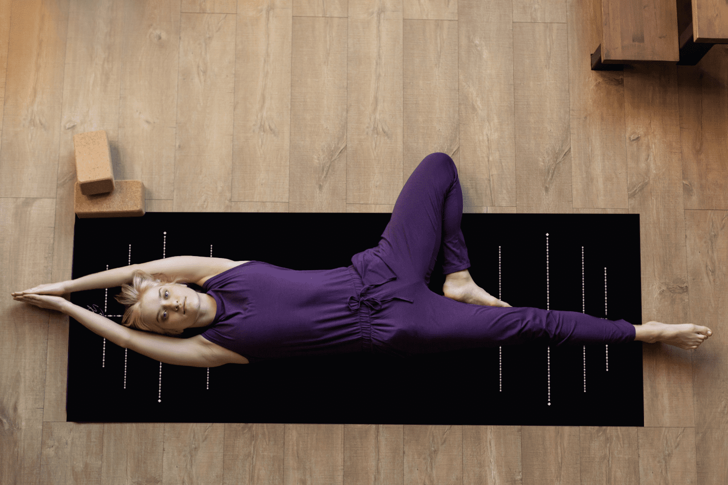 Thảm tập yoga du lịch chính hãng Yvonne, Pole Star Black (TẶNG KÈM 3 PHẦN QUÀ) dày 1,5mm gấp gọn, bề mặt nhám, siêu bám, ưa mồ hôi, dễ vệ sinh, chất liệu cao su tự nhiên, kích thước 183cm x 66cm, nặng 1,2kg